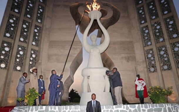 Le président Faure Gnassingbé, procédant à la ranimation de la flamme de l'indépendance...