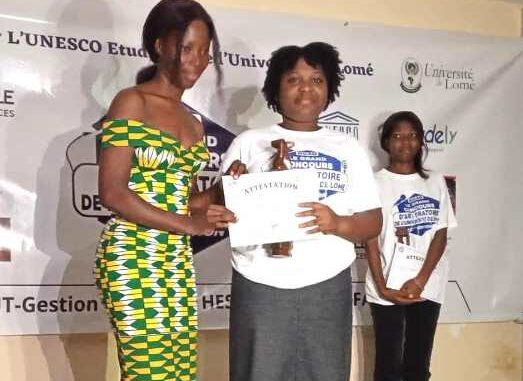 Mlle Fidélia Emmanuella Koumessi (à droite), recevant son prix...