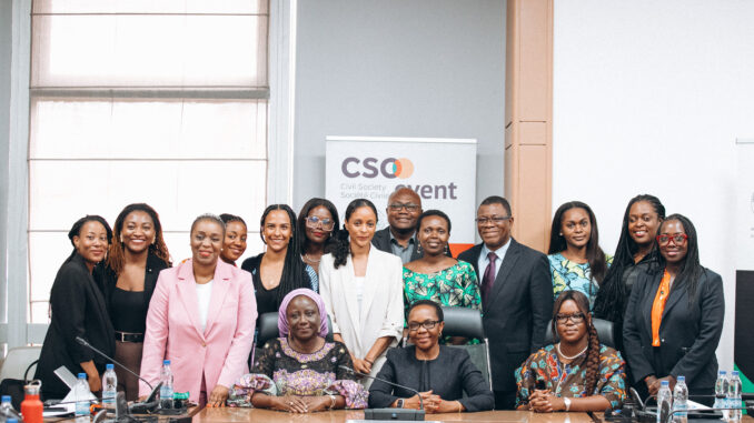 De g. à d. assises, Zeneb Touré, cheffe de la division Société civile et engagement communautaire de la Banque, Martha Phiri, directrice du département du Capital humain, de la jeunesse et du développement des compétences, assurant également l’intérim de la direction du département du Genre, des femmes et de la société civile ainsi que Dagou Yvonne Nivine Gadji, représentante de la Fondations SEPHIS. Elles sont entourées de quelques participants et de collègues de la Banque