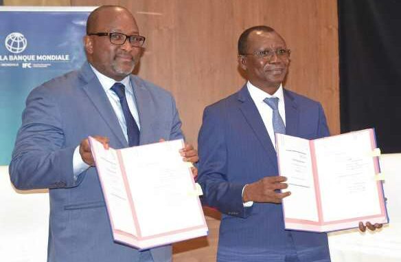 Signature d'accords de financement par le ministre de l'économie et des finances et le représentant de la Banque mondiale au Togo...