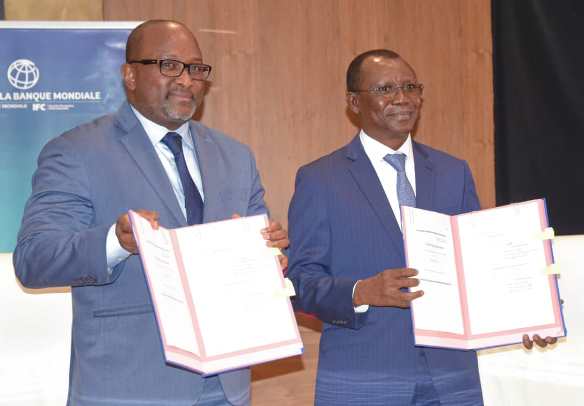 Signature d’accords de financement par le ministre de l’économie et des finances et le représentant de la Banque mondiale au Togo…