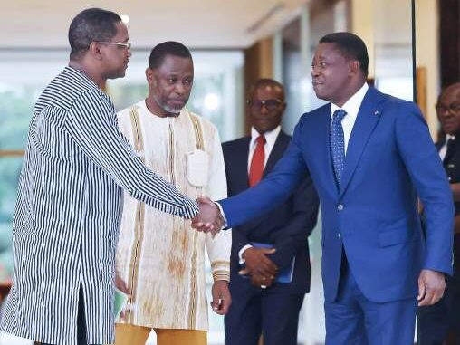 Le chef de la délégation, saluant le président Faure Gnassingbé....