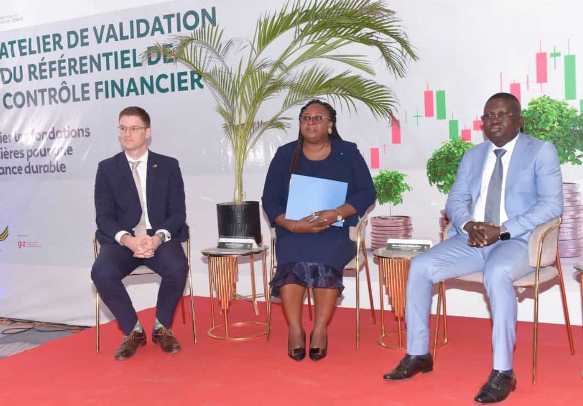 Mme Akou Mawussé Adetou Afidenyigba (Au milieu-Directeur de Cabinet du ministère de l’économie et des finances), lors de l’atelier..