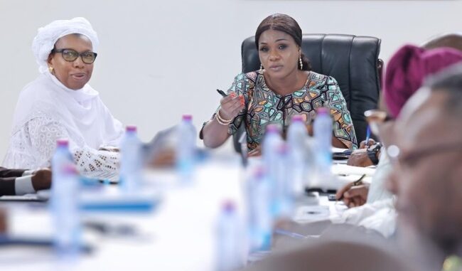 Mme Sandra Ablamba Johnson (à droite), lors de son intervention...
