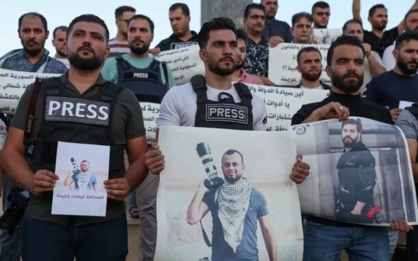 Des journalistes syriens manifestent contre la détention de leur collègue Bakr al-Kassem le 27 août 2024 au nord de la Syrie