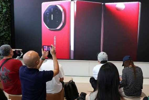 Le téléphone pliable en trois