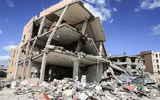 Un bâtiment lourdement endommagé par une attaque israélienne