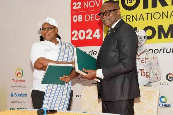 Echange de documents entre Dr José Kwassi Symenouh et Mme Yvonne Abah...