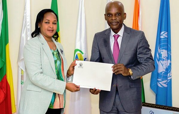 Rosemary Mbabazi, remettant la copie figurée de ses lettres de créance à Robert Dussey...
