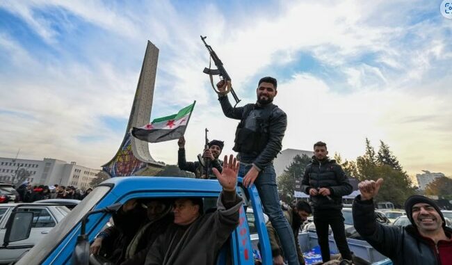 Des rebelles célèbrent la chute du régime de Bachar al-Assad, à Damas, en Syrie, le 8 décembre 2024