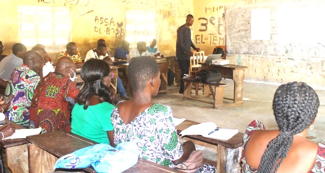 Vue partielle des directeurs et enseignants, lors du recyclage...
