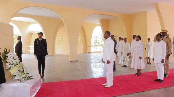 Le président Faure Gnassingbé, après le dépôt de gerbe