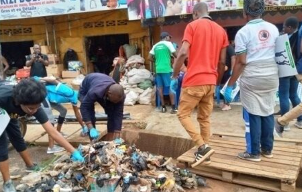 Ramassage de déchets plastiques à Lomé