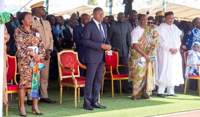 Le président Faure Gnassingbé (au milieu)...