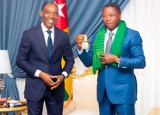 Le président Faure Gnassingbé recevant la Médaille de Pionnier et une écharpe