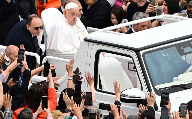 Le pape François s'offre un bain de foule pour Pâques