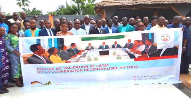 Officiels et participants à l'atelier..