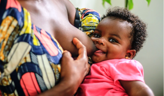 un enfant pendant l'allaitement, Photo UNICEF