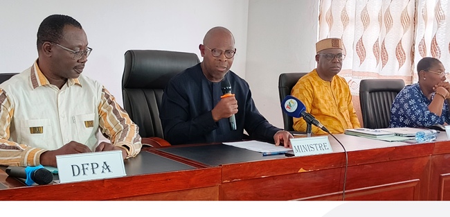 Isaac Tchiakpè (au milieu à l'ouverture de la rencontre)...