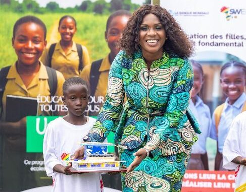 Mme Sandra Ablamba Johnson, remettant de kit scolaire à une élève..