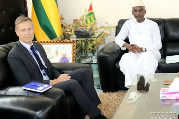 Robert Dussey (ministre togolais des affaires étrangères) et l'ambassadeur de l'UE..