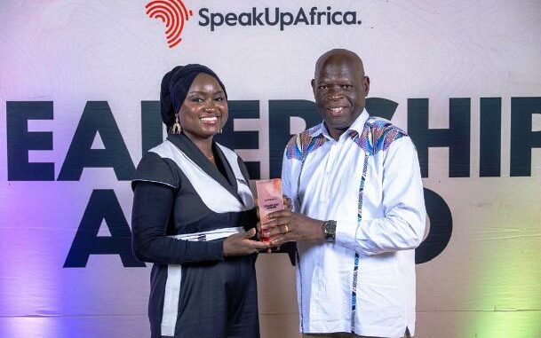 Bamba Youssouf recevant le trophée au nom du REMAPSEN