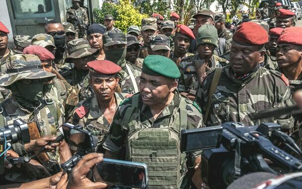 Des membres d’un contingent de l’armée malgache s’adressent aux médias sur une route près de leur camp, aux alentours d’Antananarivo, le 11 octobre 2025