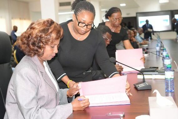 La signature des documents..