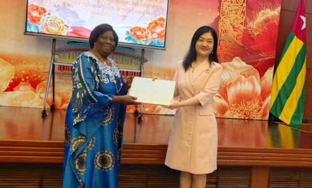 Mmes Wang Min et Martine Moni Sankaredja..