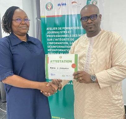 Remise d'attestation à Mme Ambroisine MEMEDE, la directrice de l'Agence Savoir News