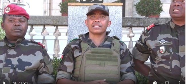 le colonel Michael Randrianirina (au milieu), lors de son intervention ce mardi 14 octobre 2025