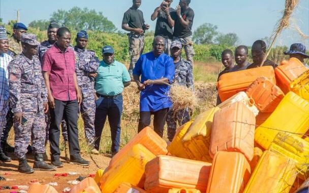 L'opération de destruction des bidons de sodabi frelaté..
