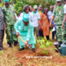 Foli-Bazi Katari, ministre de l'environnement en train de planter un arbre pour marquer le lancement officiel de la campagne de reboisement national